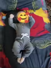 Bébé dans poussette avec bodies bébé